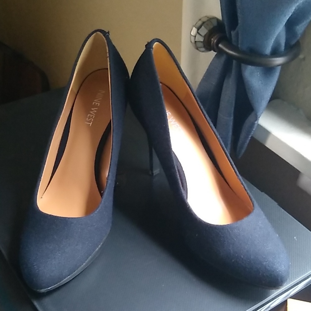 Nine West Navy pumps